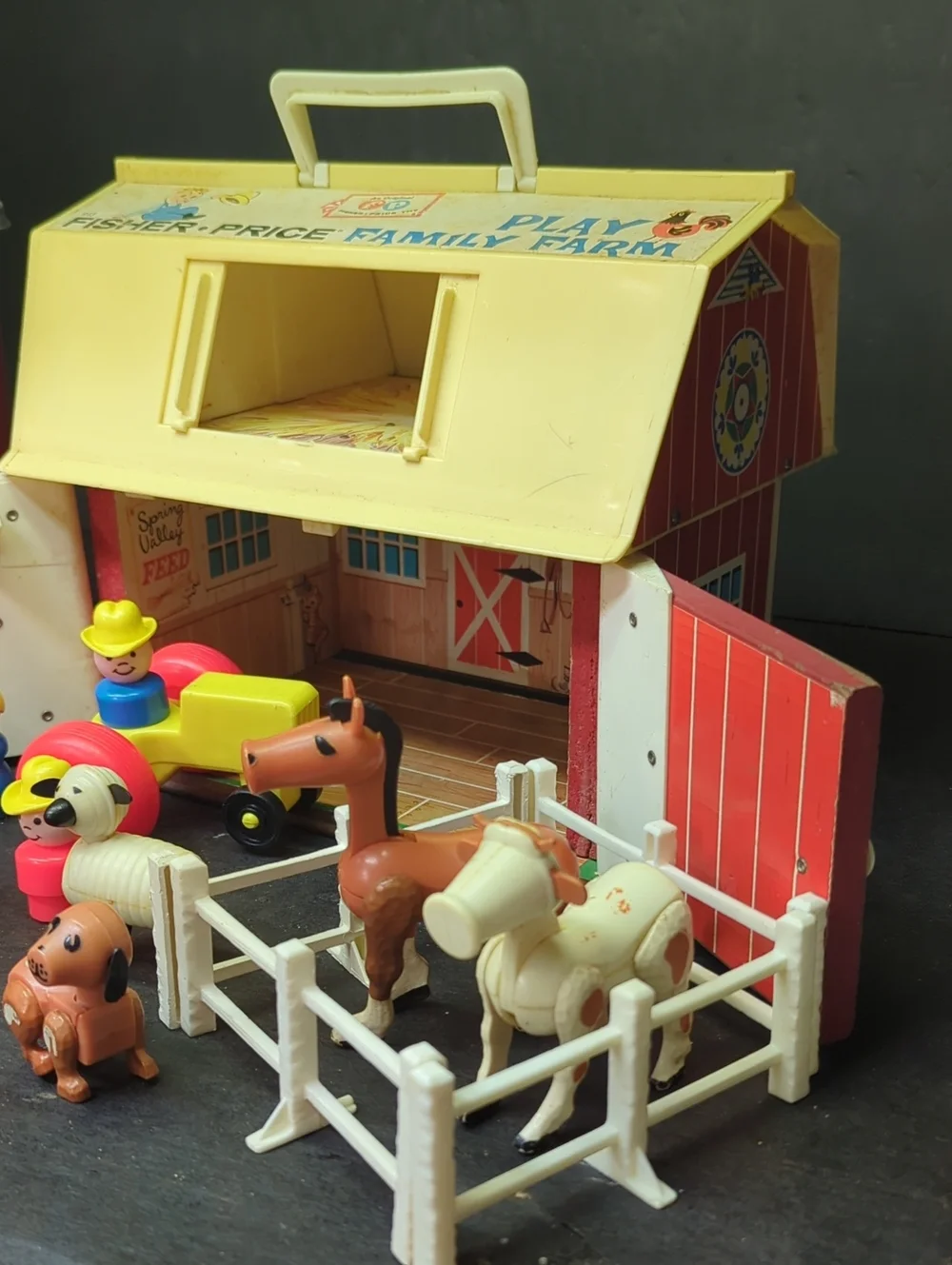 #36 Vintage Fisher Price Play Family Farm 915 Little People Barn & Silo